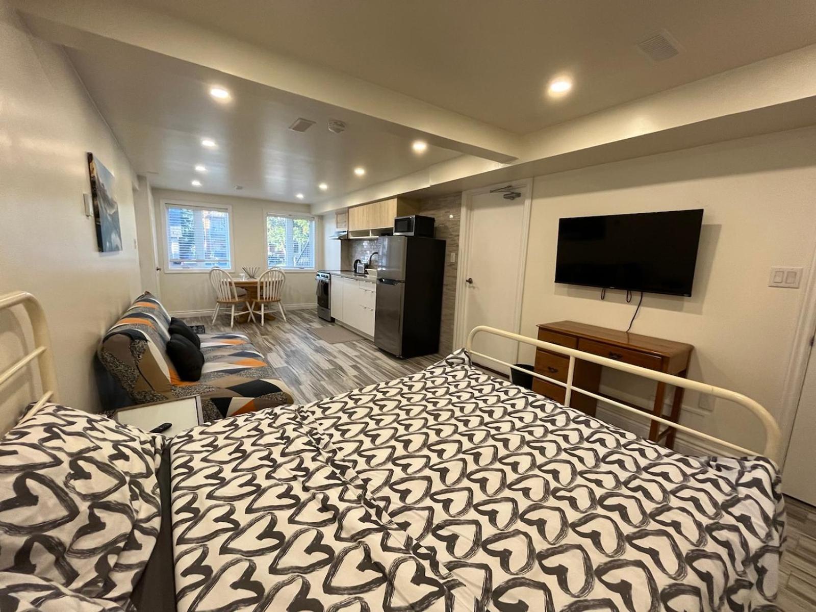 Modern Studio With Kitchenette And Bath Guelph Luaran gambar